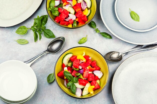 porcelánové misy so šalátom